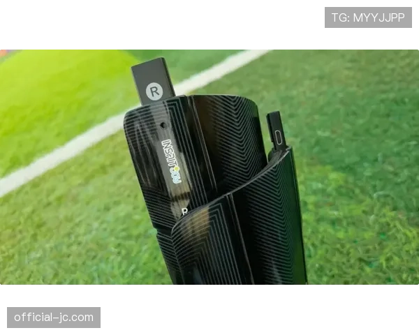 多名中超球员佩戴新型智能护腿板，实时监测碰撞强度与骨骼负荷